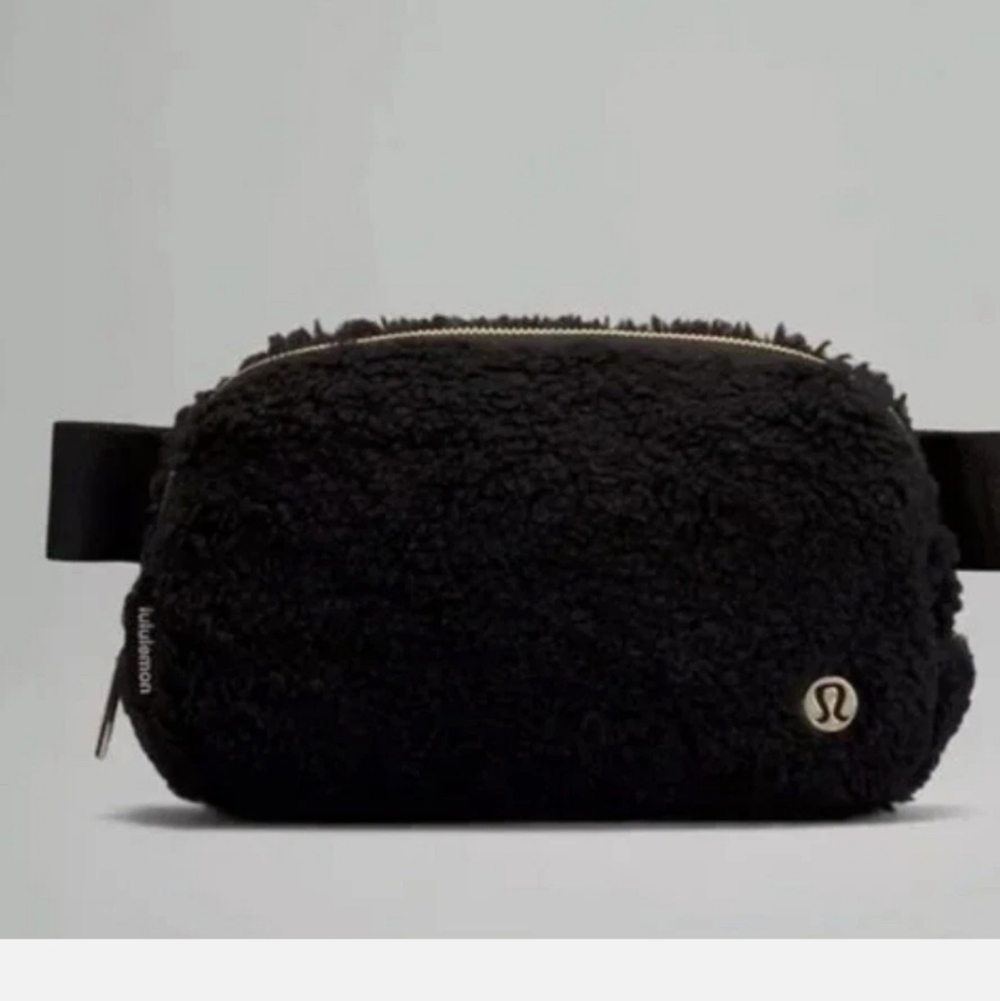 EUC Lululemon Everywhere Belt Bag - Sherpa, Black - Gold Hardware